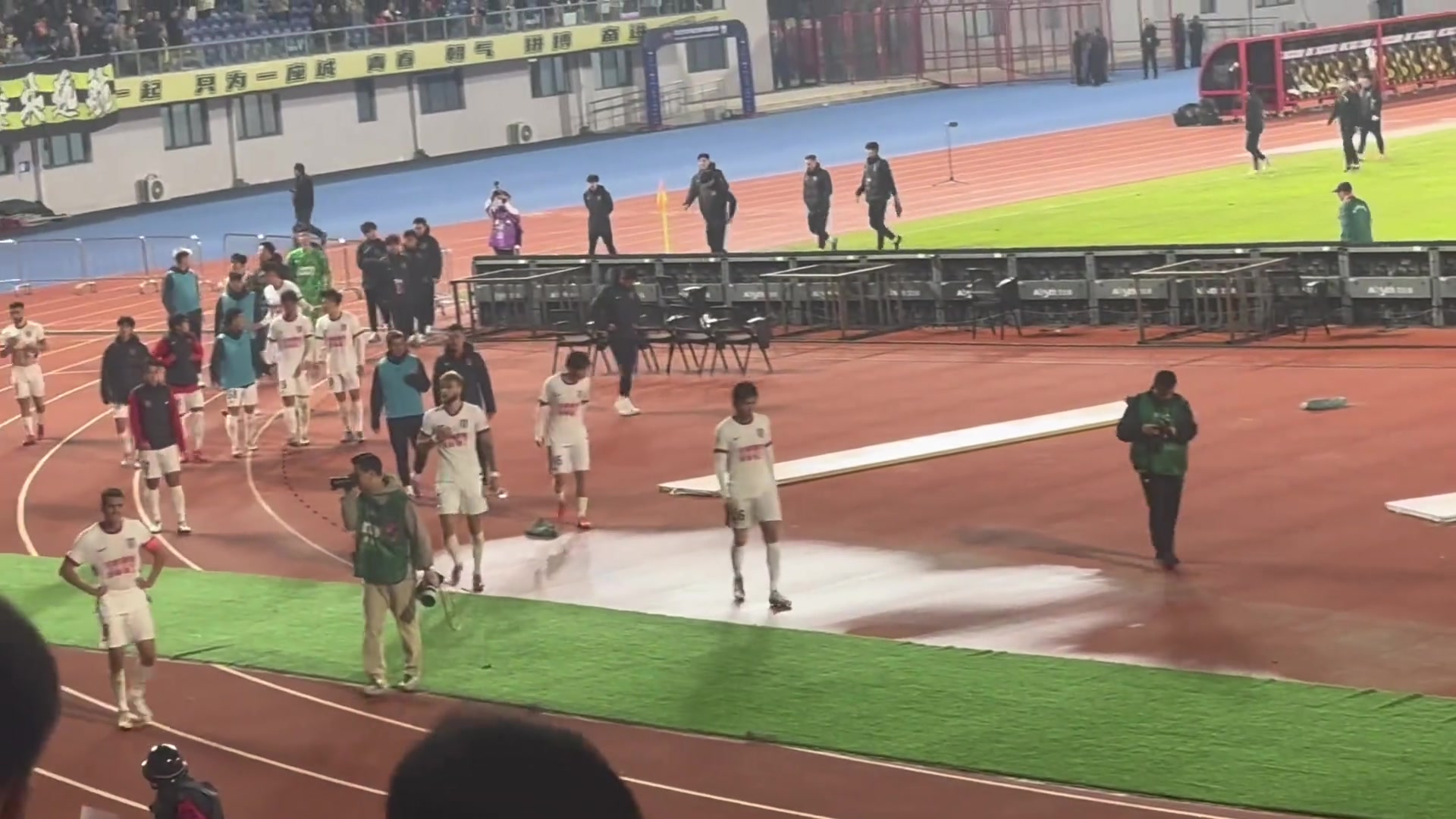 不拋棄不放棄賽后遠(yuǎn)征客場的蓉城球迷依然為球隊加油鼓勁