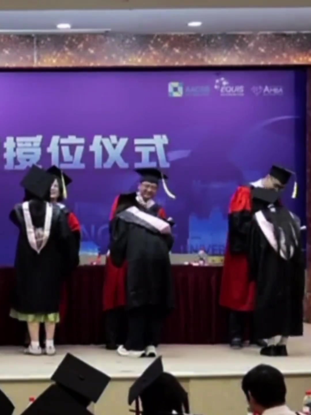 女球迷畢業(yè)時(shí)讓校長(zhǎng)舉著切爾西旗子如果校長(zhǎng)阿森納或熱刺球迷呢