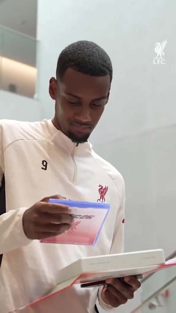 往年都是若塔來公布利物浦球員評分我還記得發(fā)卡片的都是若塔