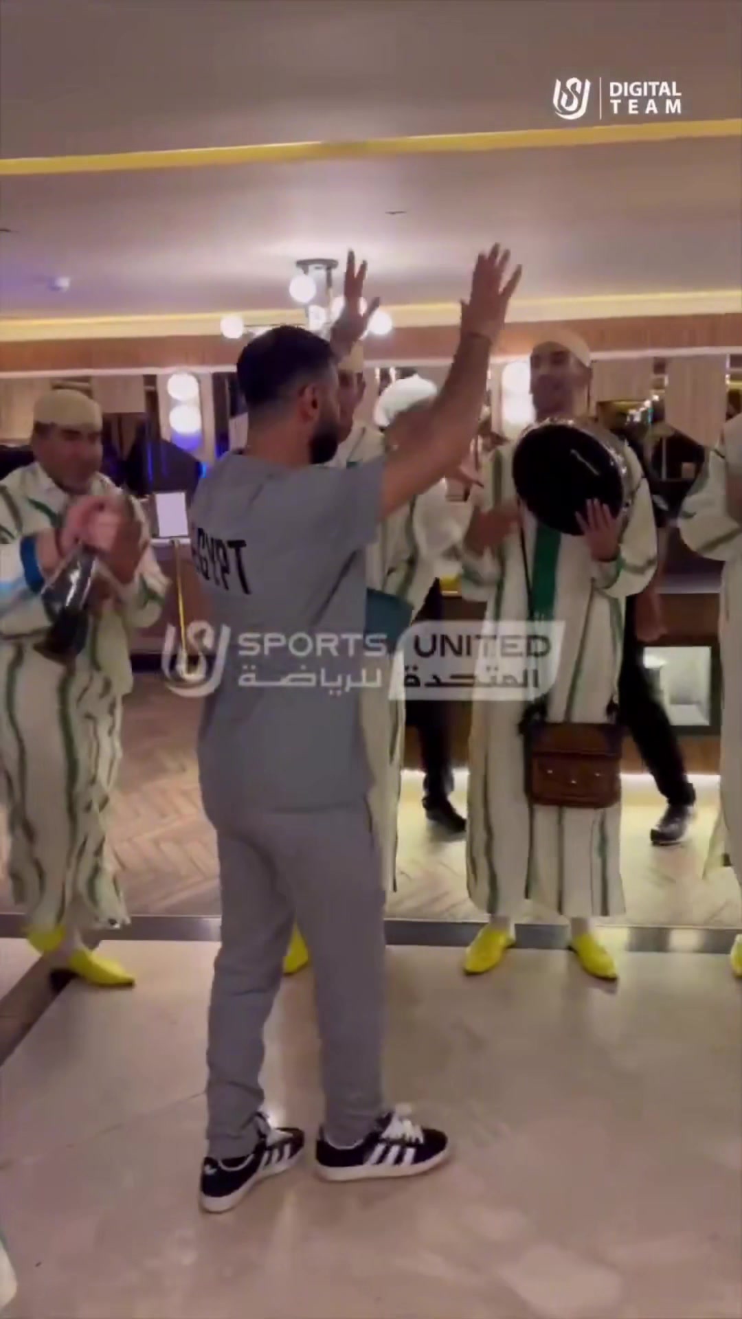 薩拉赫梅開二度率埃及晉級(jí)世界杯賽后和隊(duì)友跳舞慶祝