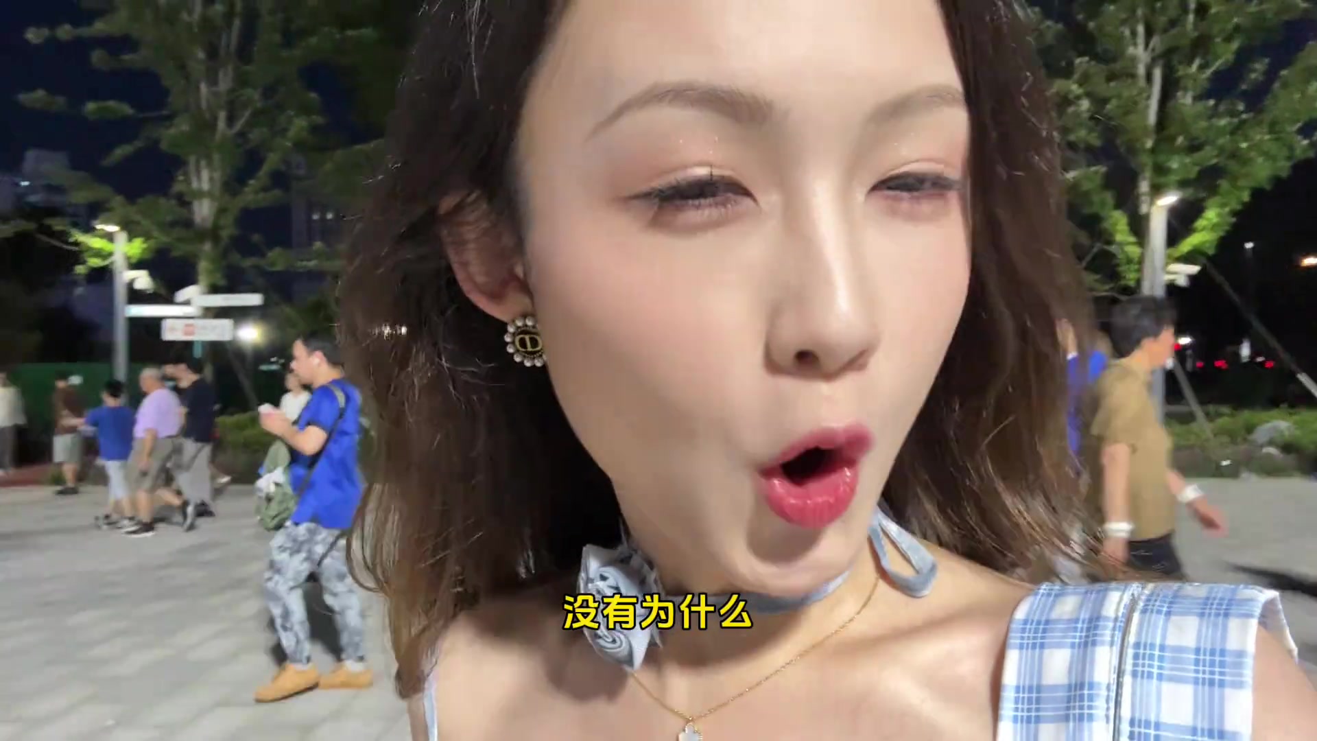 偷感很重云姨現(xiàn)場(chǎng)看上海德比這身裝造很有韻味