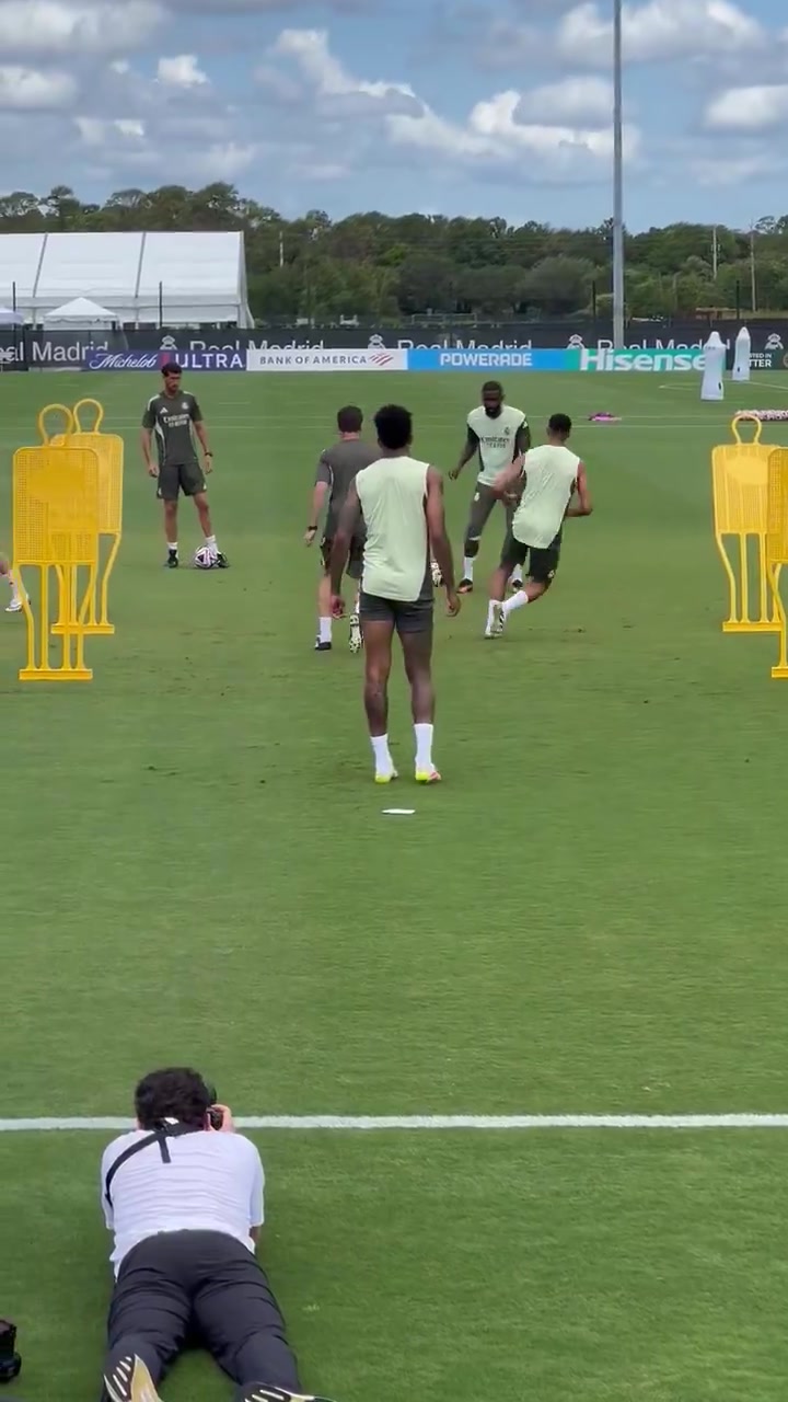 真是細(xì)節(jié)到位阿隆索身體力行參與球員訓(xùn)練