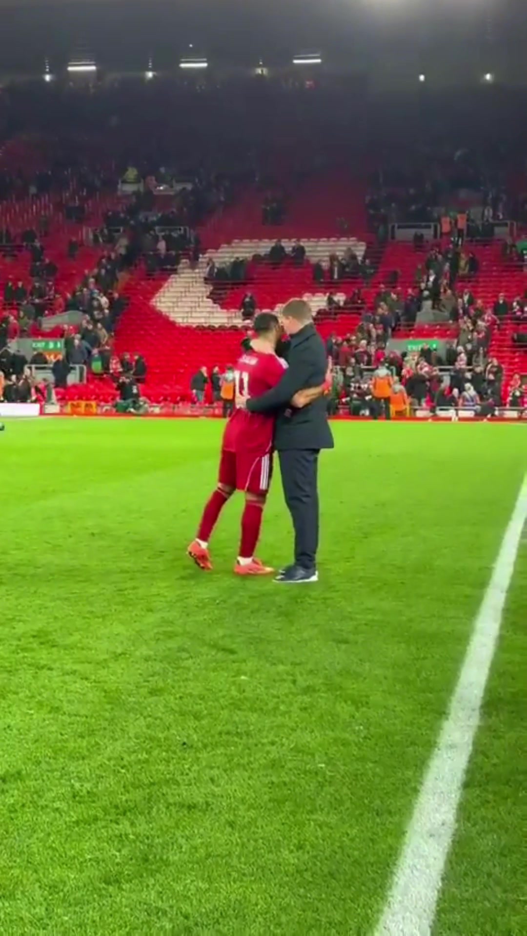 杰拉德和麥克馬納曼祝賀薩拉赫為利物浦打入第250粒進(jìn)球?