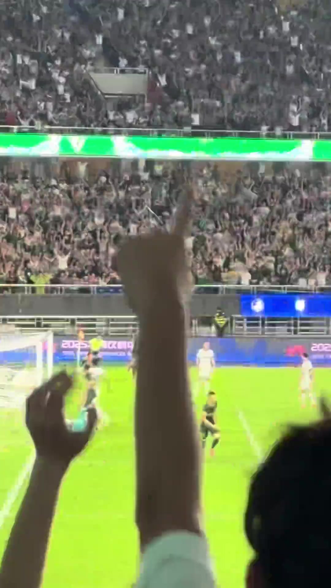 中國足球的未來18歲王鈺棟中超進(jìn)球上雙女球迷聲音都喊啞了