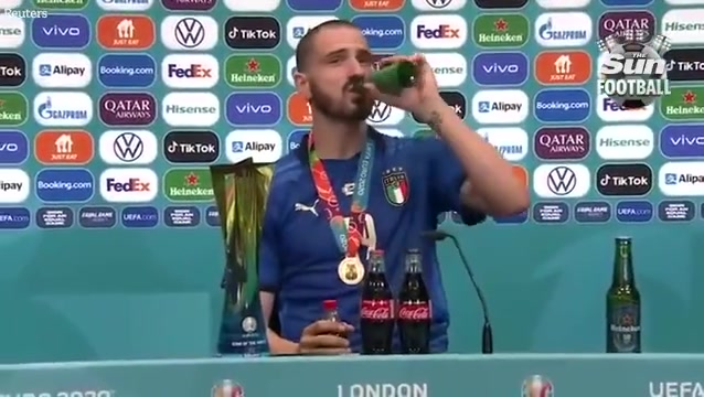 太搞了名場(chǎng)面意大利奪冠博努奇發(fā)布會(huì)狂喝啤酒和可樂