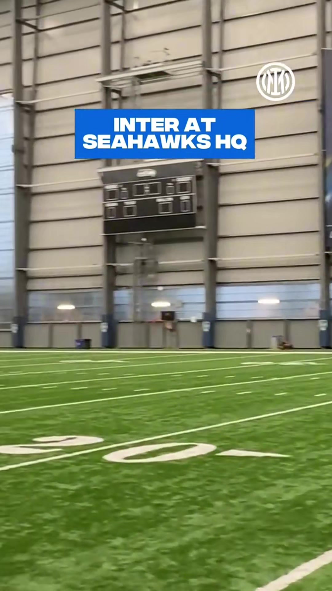 網友調侃巴斯托尼和比塞克這橄欖球打的毫無默契可言