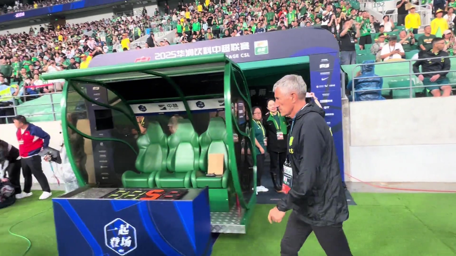 再見前任? 北京國(guó)安前后兩任主教練賽前親切交流