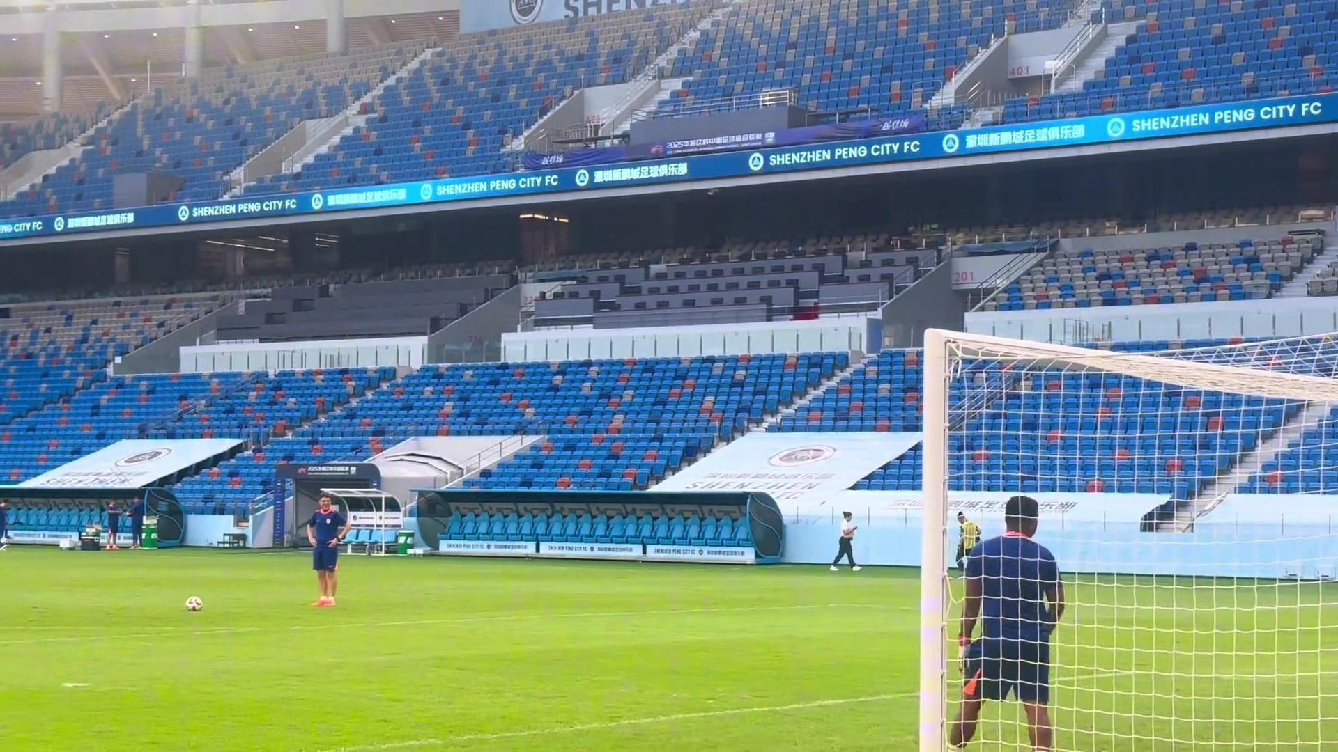 主教練正在熱身泰山隊(duì)賽前射門(mén)訓(xùn)練韓鵬指導(dǎo)也來(lái)了一腳