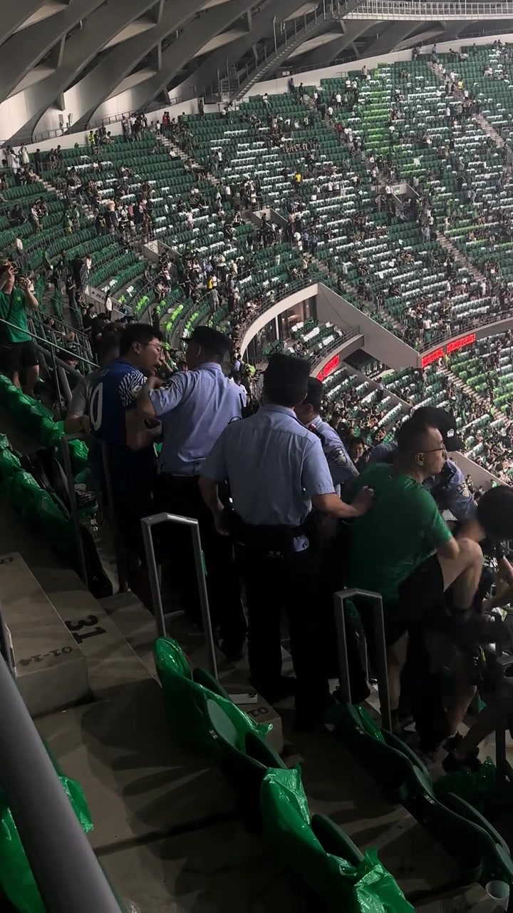 女子勸架險(xiǎn)些被打申花球迷和國(guó)安球迷上演暴力干架