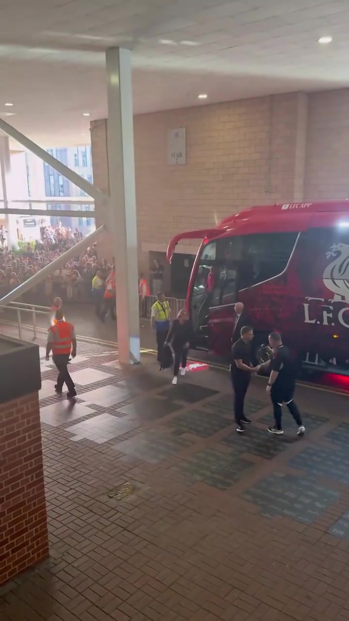 這回真結(jié)下梁子了利物浦抵達(dá)紐卡主場(chǎng)時(shí)紐卡球迷發(fā)出巨大噓聲