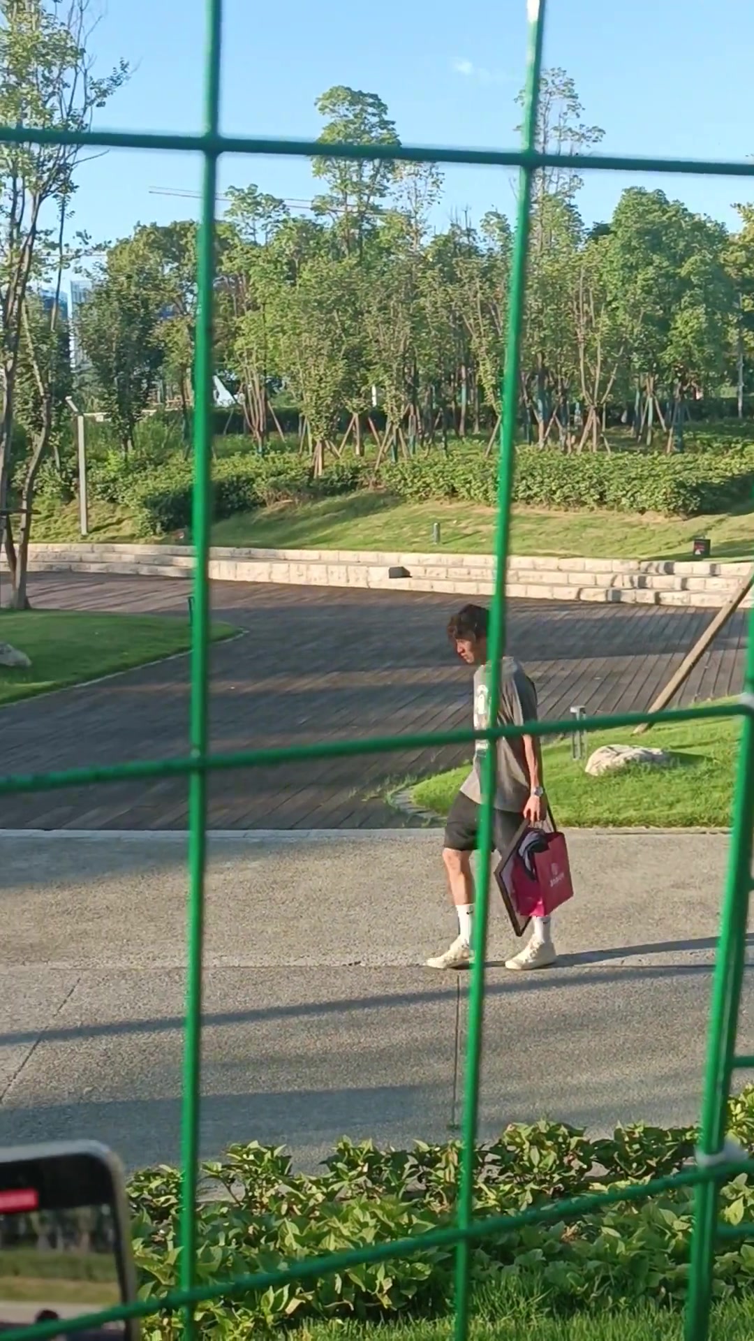 韋世豪訓(xùn)練結(jié)束后會(huì)帶著球迷送老婆的禮物回家還停下給球迷簽名