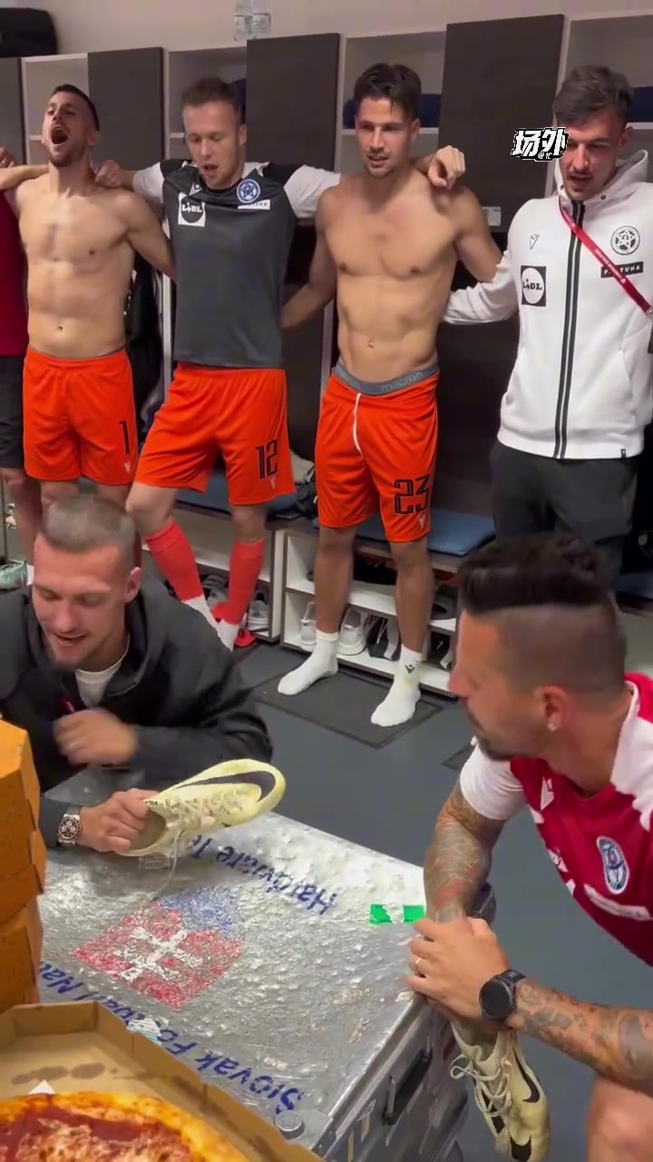 哈姆西克不是斯洛伐克的嗎怎么出現(xiàn)在斯洛文尼亞足球更衣室