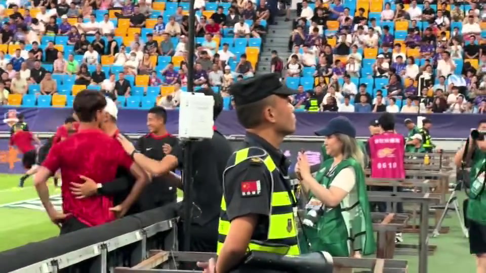 劍拔弩張賽前韋世豪被天津球迷看臺問候家人