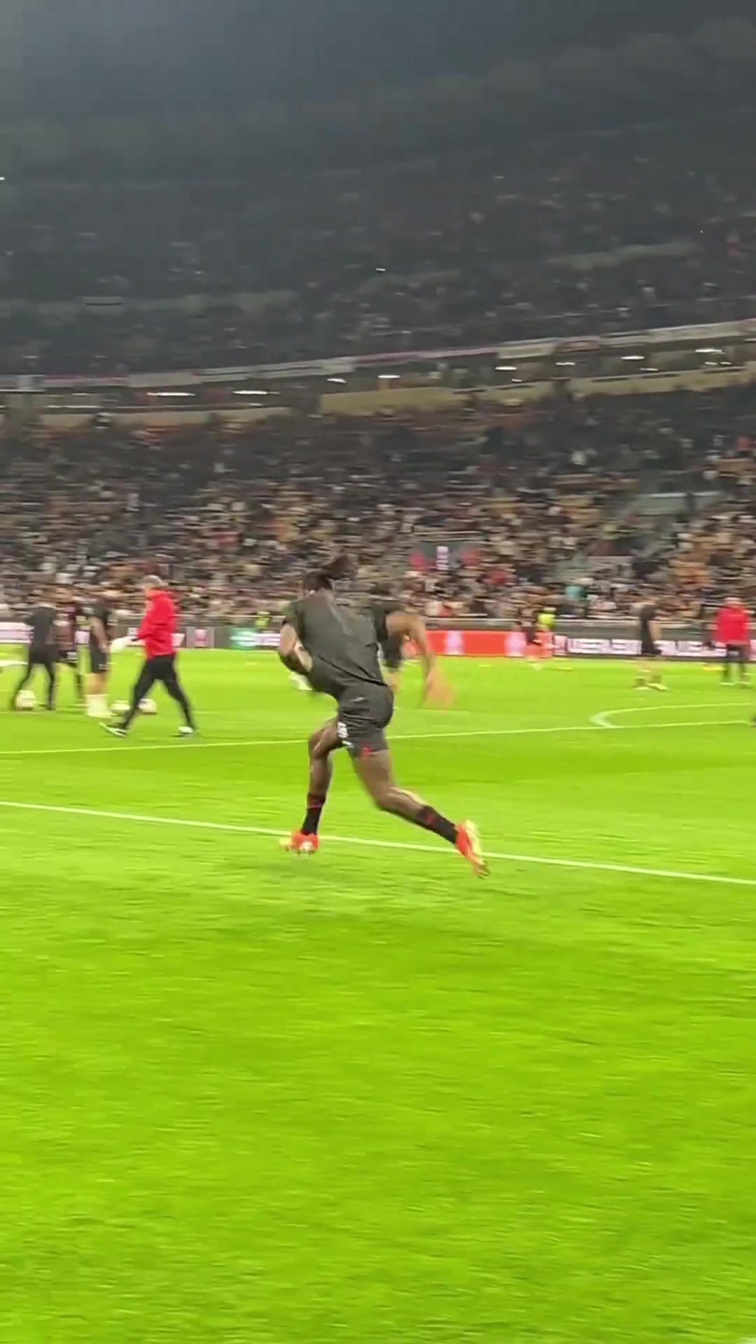 身體天賦太炸裂了米蘭踢過球的都知道他這爆發(fā)力有多逆天