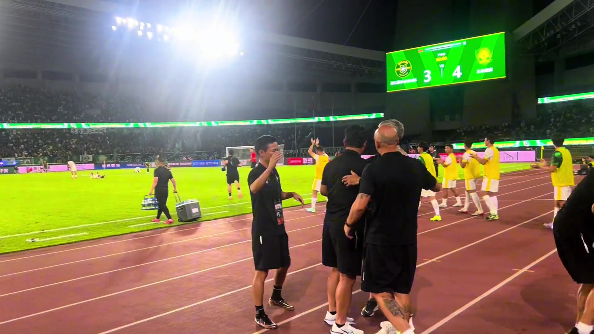 艱難實(shí)拍終場哨響瞬間塞蒂恩和國安教練組長舒一口氣