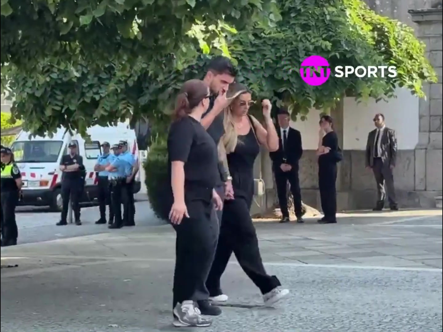 送別摯友魯本-內(nèi)維斯趕回葡萄牙為若塔抬棺