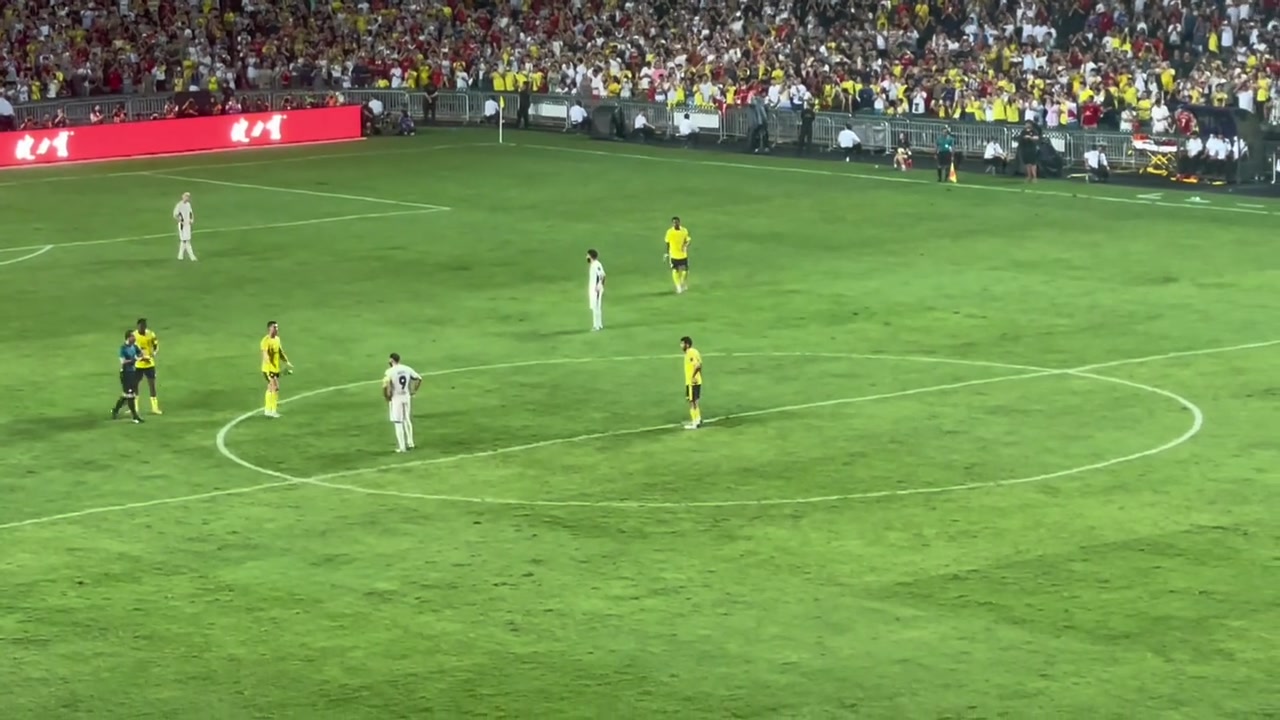 C羅球迷沖場完整版有球迷被摁住有人沖到C羅身邊但沒合上影