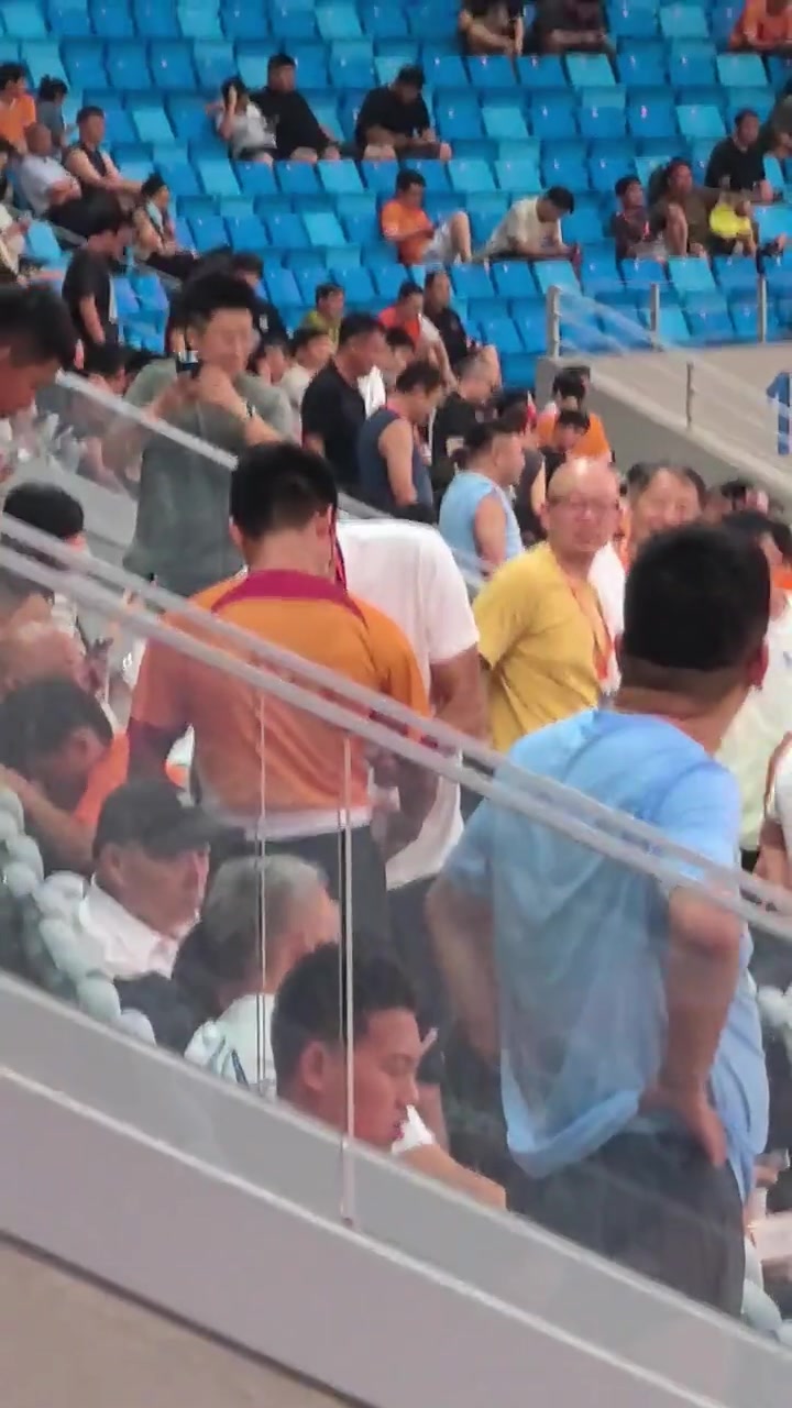 偵察敵情球迷拍到國安主帥塞蒂恩觀看海牛vs蓉城比賽