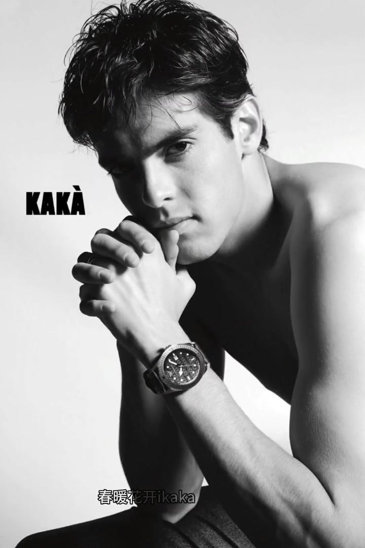 當(dāng)年阿瑪尼為卡卡拍了一組性感寫(xiě)真絕對(duì)的花美男