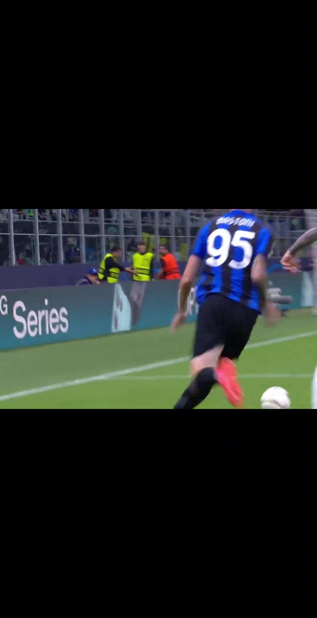 他應(yīng)該是現(xiàn)役進(jìn)攻最強(qiáng)的中衛(wèi)了吧國(guó)米球迷他的身價(jià)沒有水分