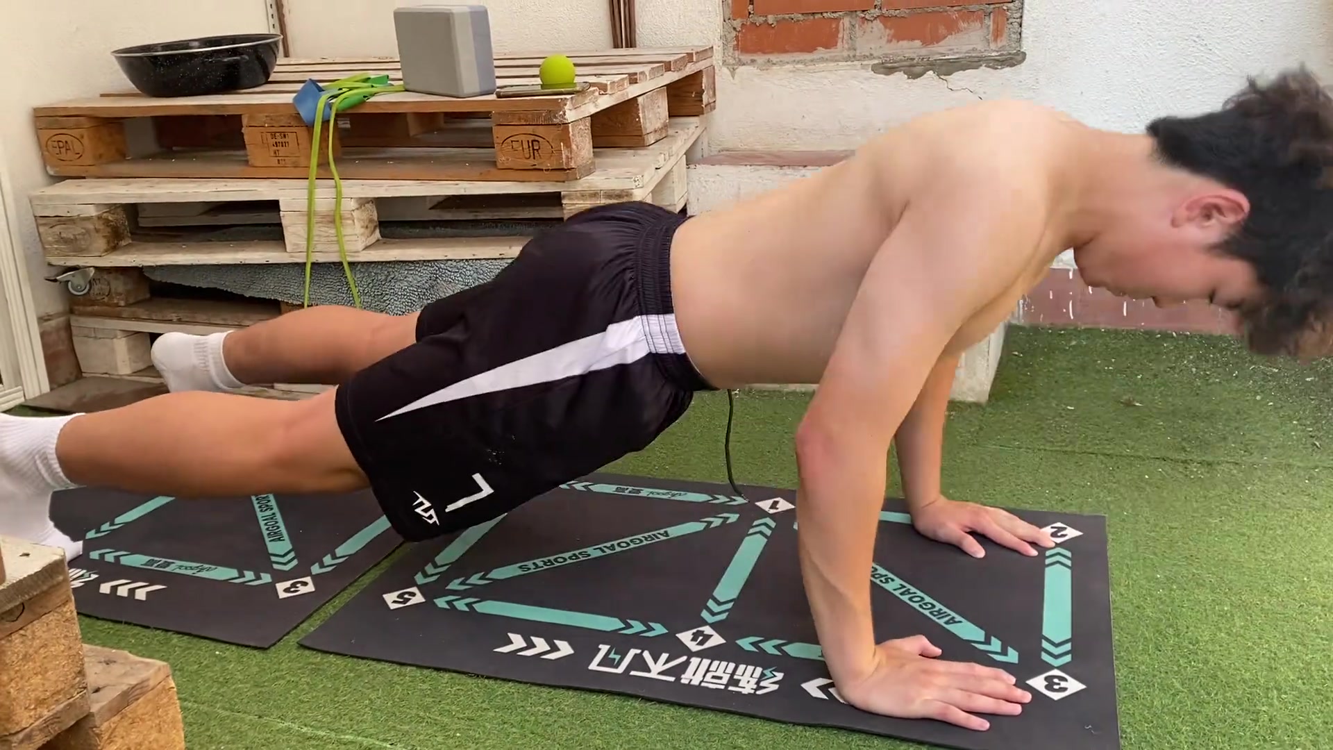 劉凱源這個年紀(jì)有這身材很不錯了這體脂率應(yīng)該低于10了