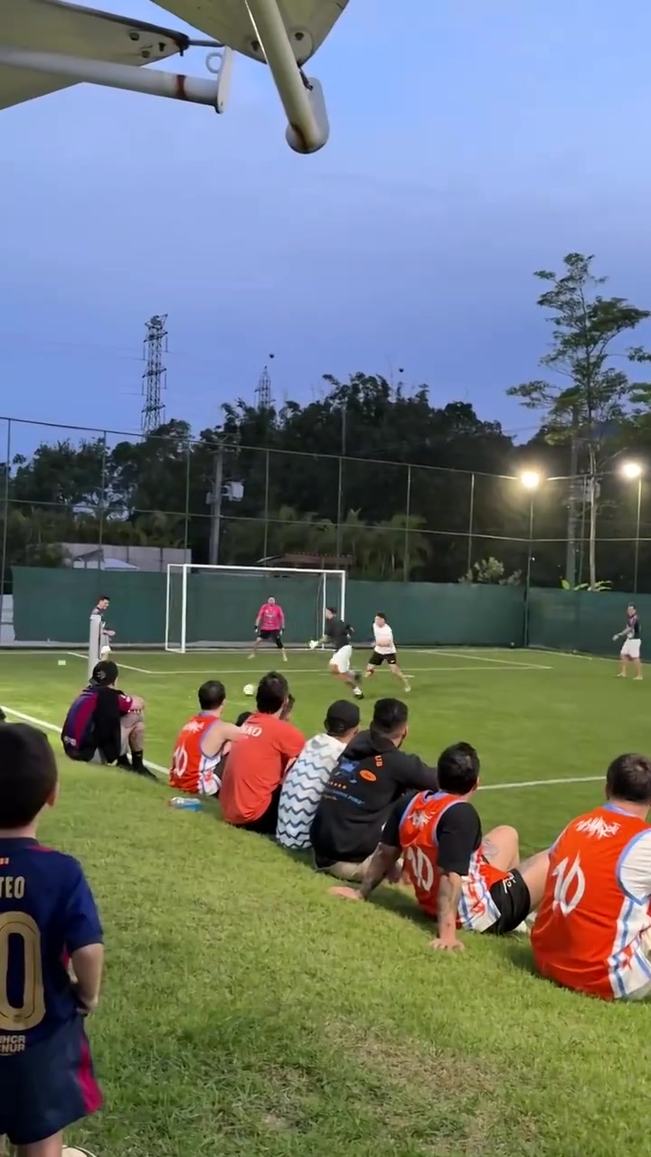 降維打擊內(nèi)馬爾現(xiàn)身野球場戴門將手套秀一條龍