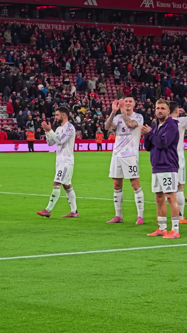 客場贏下雙紅會紅魔球員與球迷一起分享勝利的喜悅