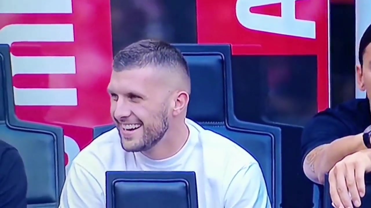 阿庫尼亞這小身板真敢追打鄧弗里斯沒看特奧都沒占到便宜嘛