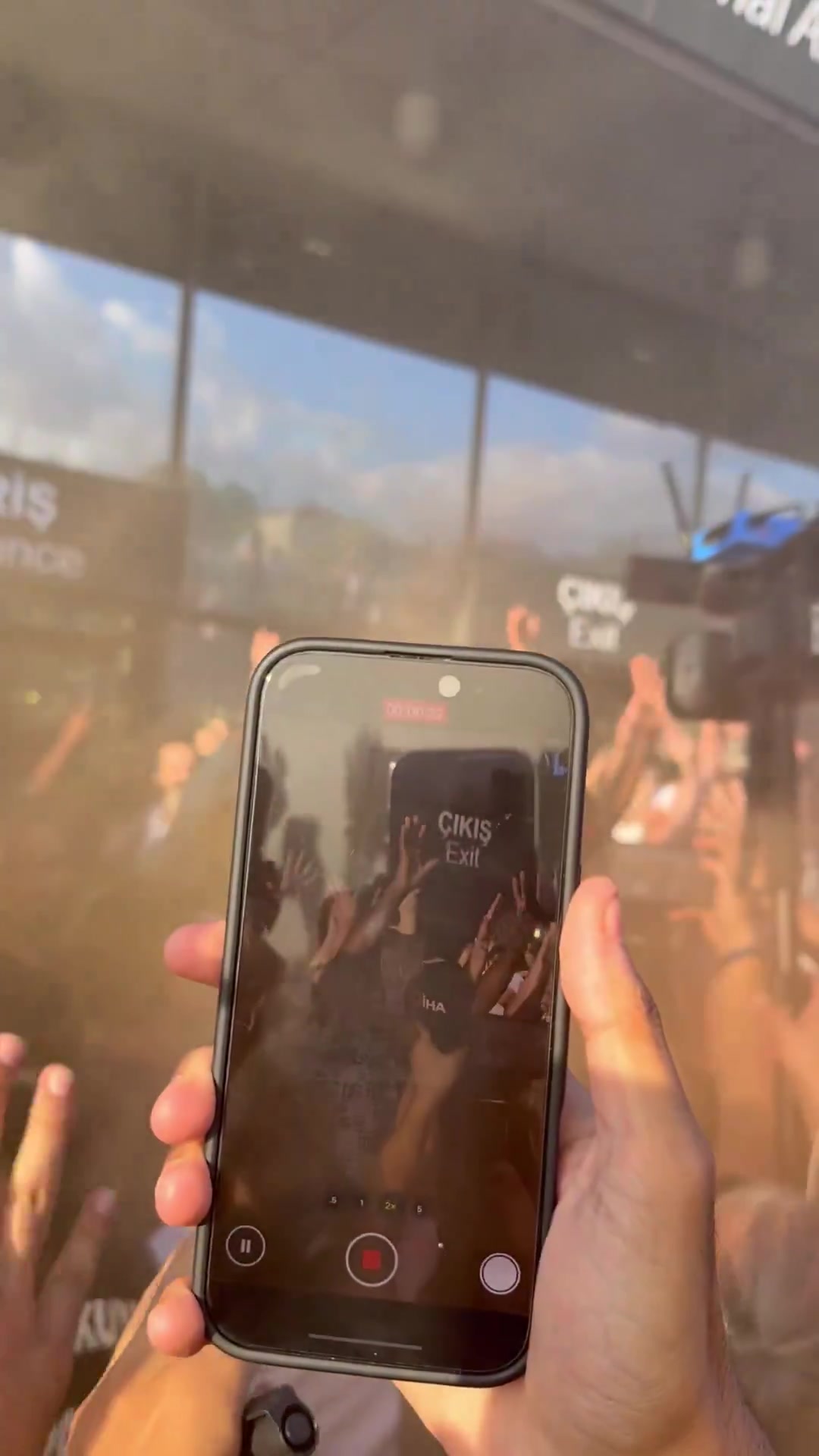 奧納納抵達特拉布宗體育受到球迷熱烈歡迎