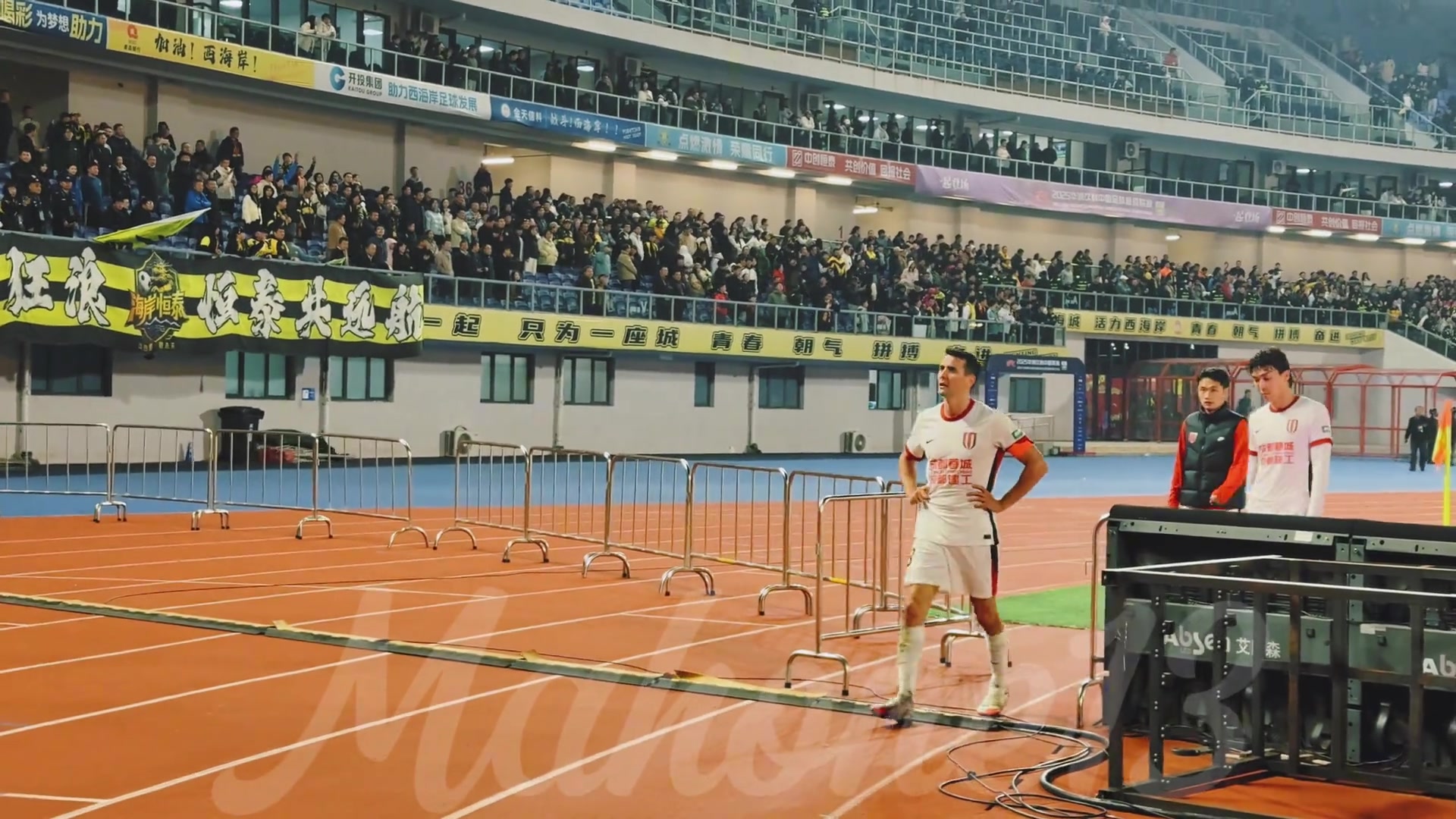 客場絕平西海岸后蓉城全隊向球迷謝場