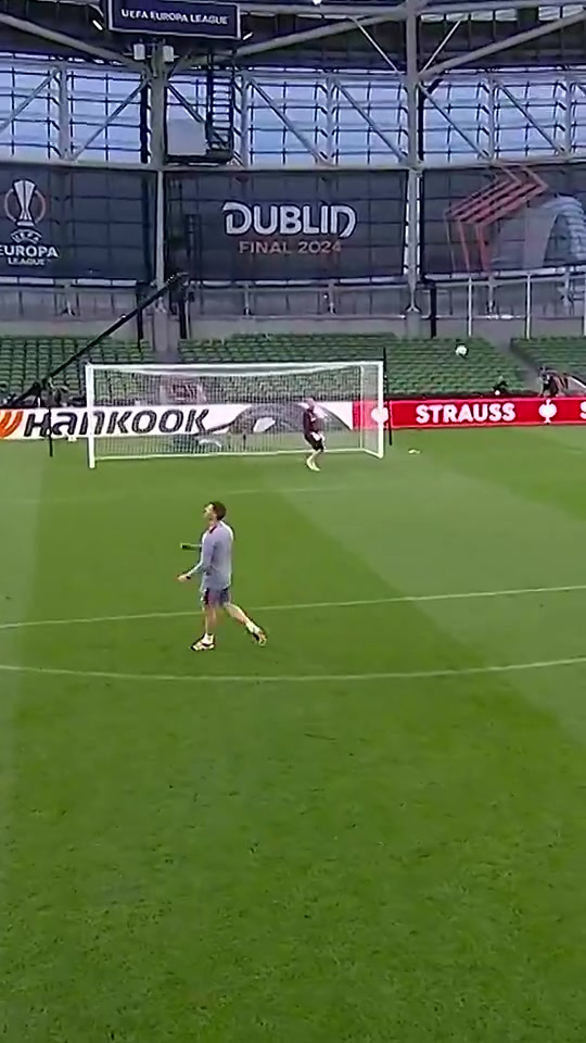 主教練正在熱身阿隆索踩場訓(xùn)練中小試一腳任意球竟直奔死角