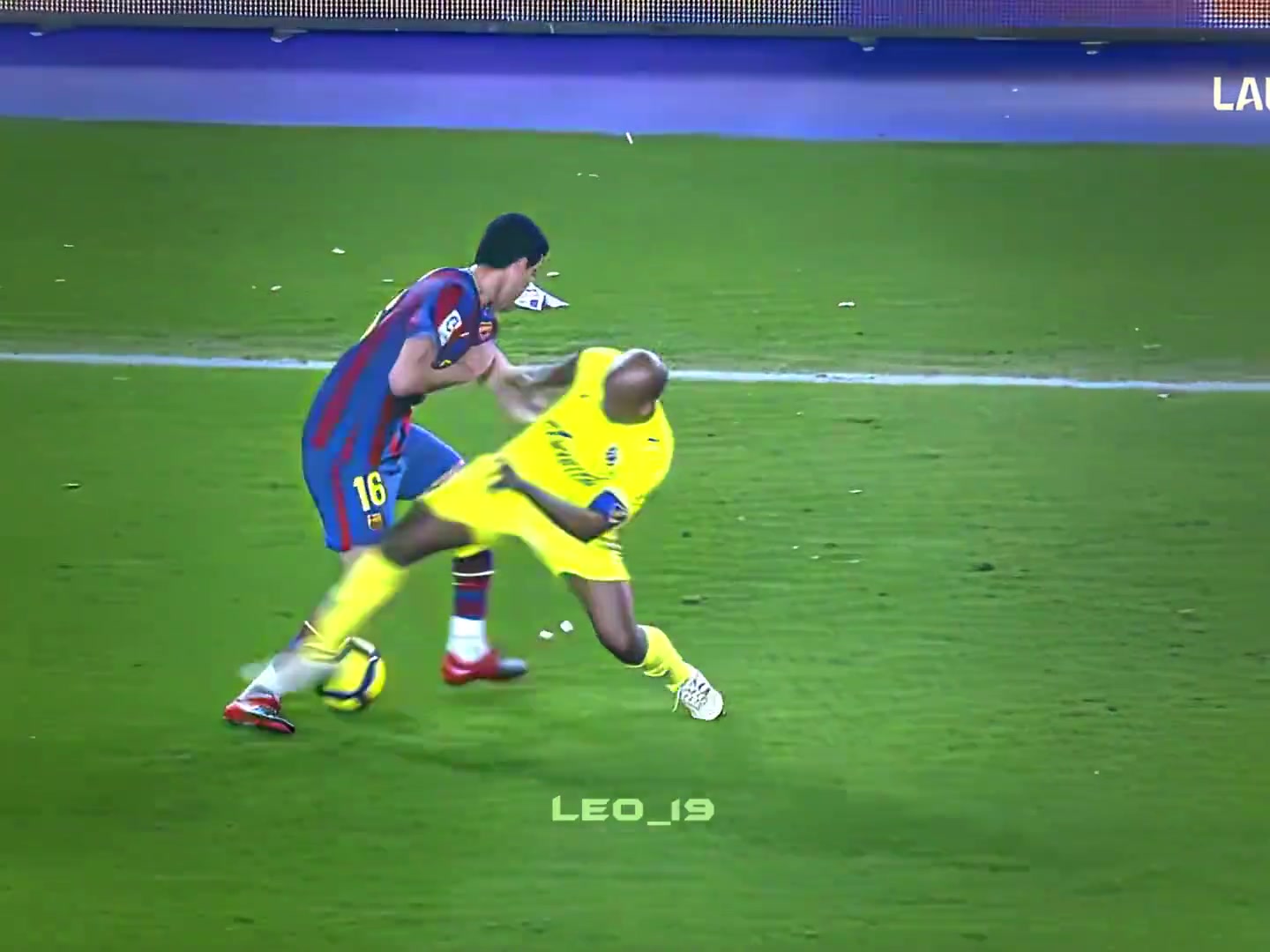 單后腰很難踢但有人卻踢了很多年布斯克茨轉(zhuǎn)身巴薩由守轉(zhuǎn)攻