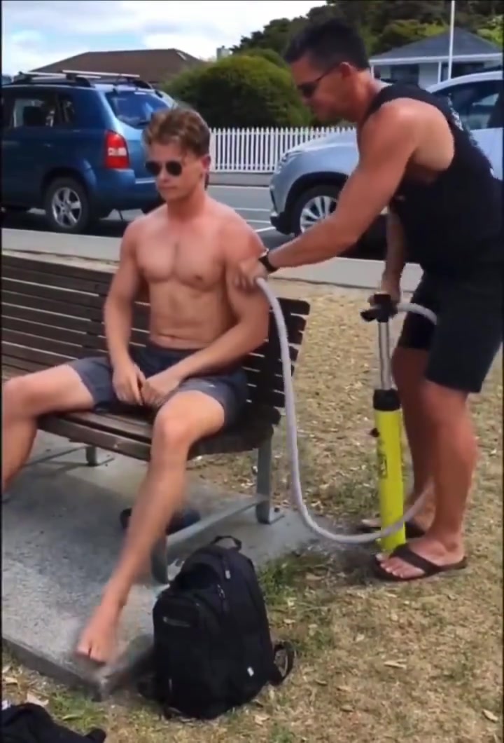 這么玩是吧球迷惡搞德容和弗里克的關(guān)系