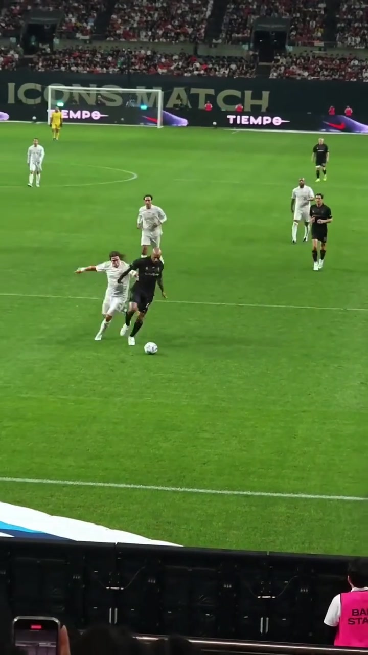 實在秀亨利背身挑球過掉普約爾卡卡在禁區(qū)內(nèi)上演倒鉤射門