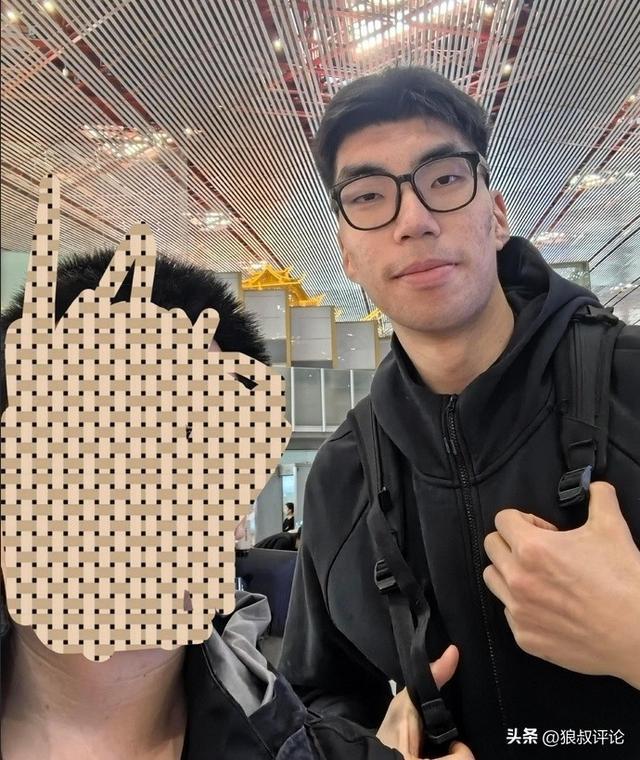 明天全運會首戰(zhàn)！球迷偶遇男籃球員餘嘉豪抵達北京國際機場