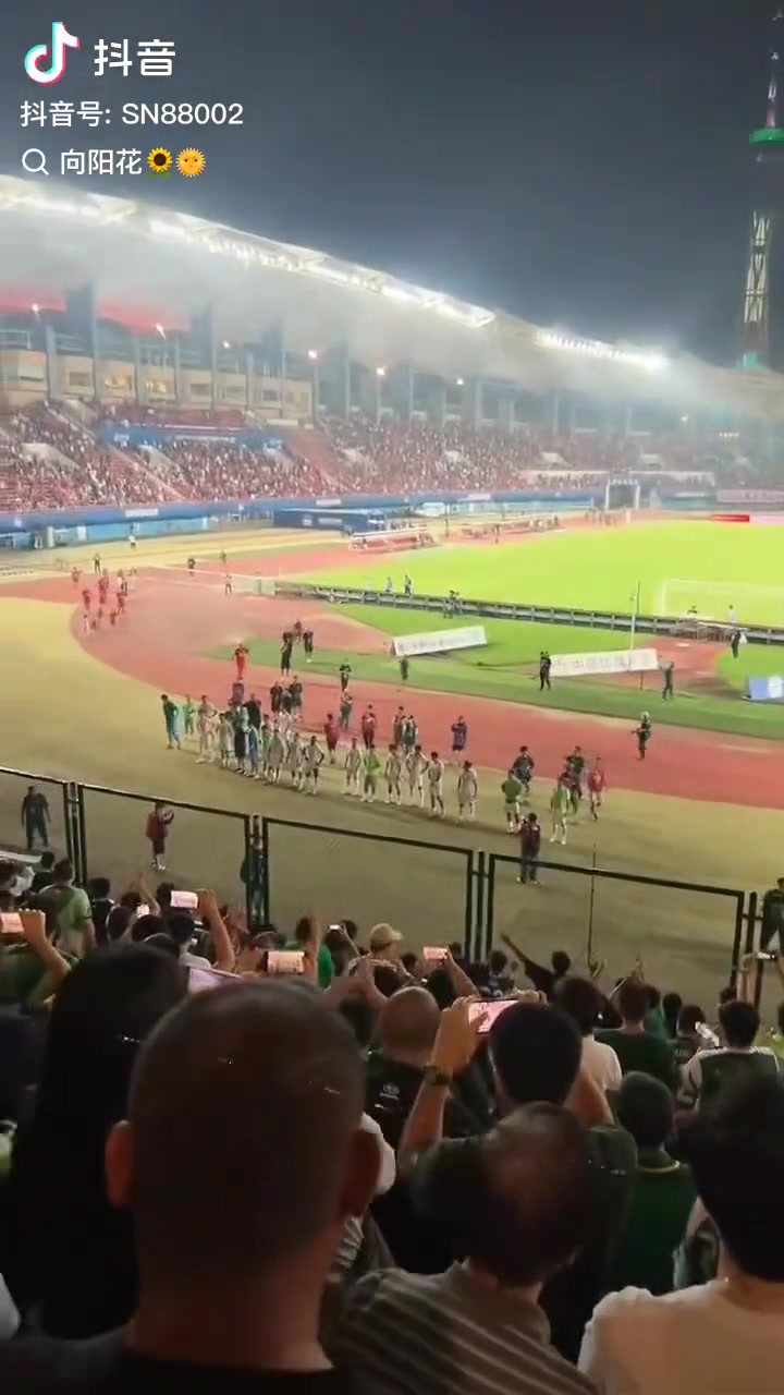 破防實(shí)拍國(guó)安不敵河南賽后遠(yuǎn)征的國(guó)安球迷在謝場(chǎng)時(shí)口吐芬芳