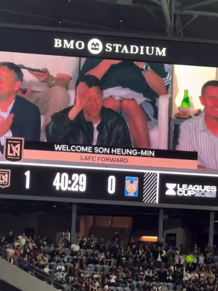 球場宣洛杉磯FC主場大屏幕寫著歡迎孫興慜洛杉磯FC前鋒