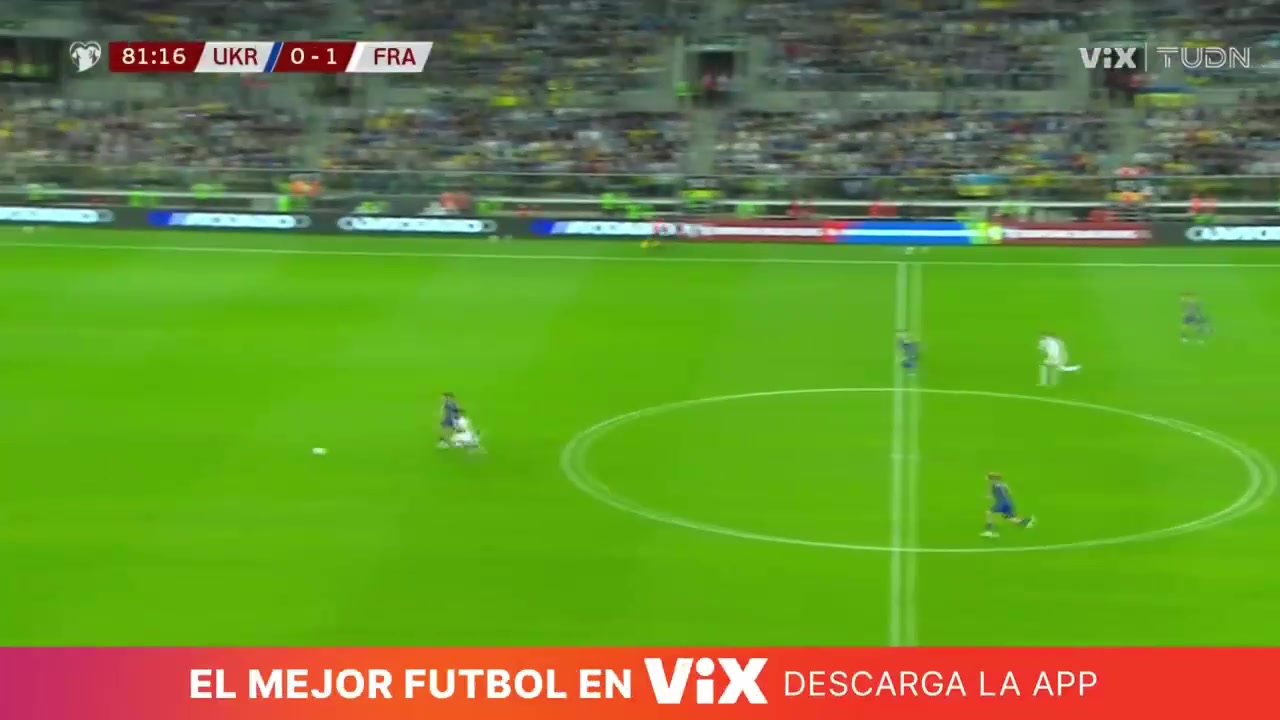 姆總超強(qiáng)個(gè)人能力姆巴佩單挑后衛(wèi)殺入禁區(qū)臥射破門