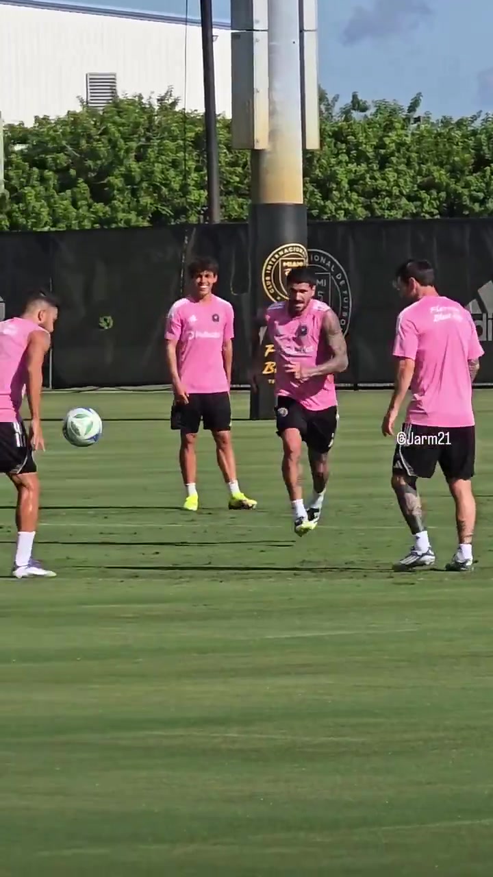 真愛啊訓(xùn)練賽德保羅害怕踢到梅西下一秒踢翻其他隊友