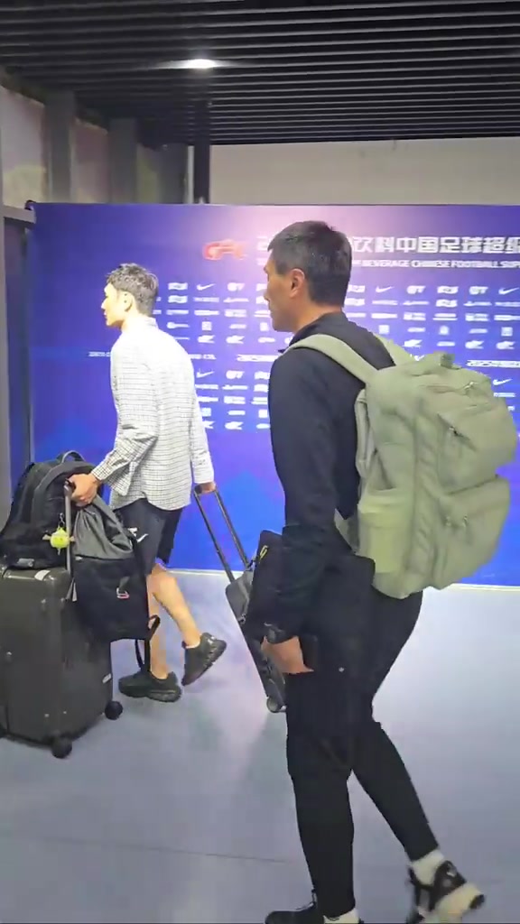 邵佳一楊智遇到區(qū)楚良猜猜三位前國(guó)腳會(huì)聊啥