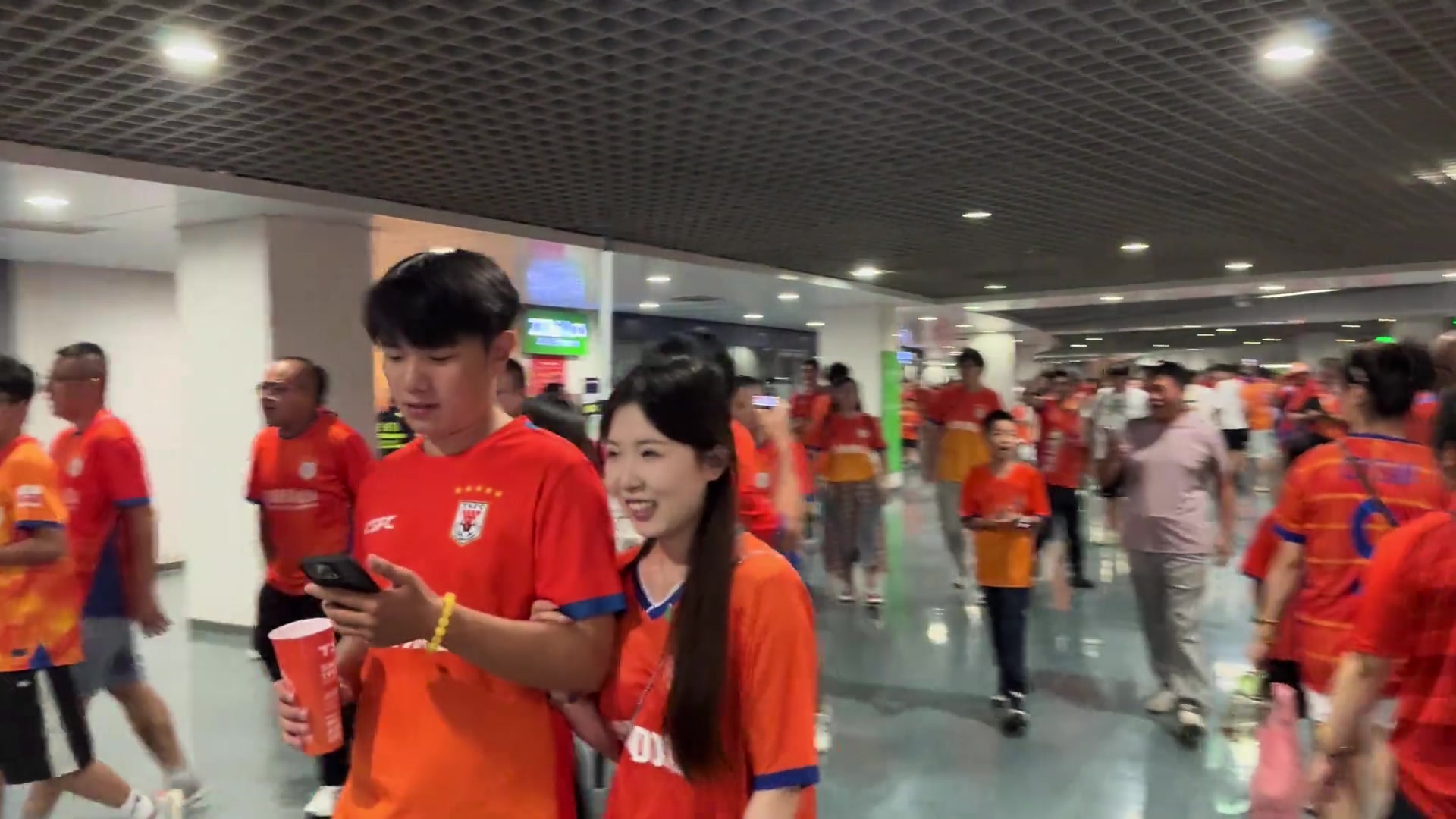 躺槍啊實(shí)拍山東泰山球迷在濟(jì)南奧體高喊國(guó)安XX