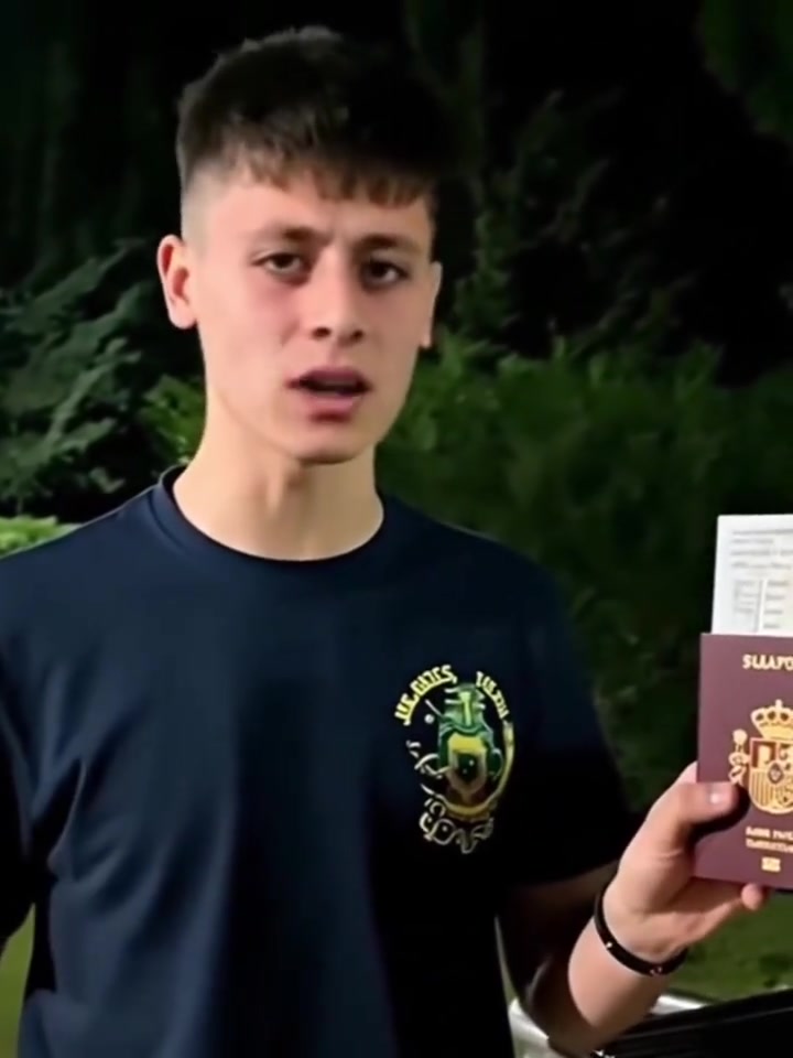 逆天國(guó)外網(wǎng)友惡搞居勒爾拿著亞馬爾的護(hù)照還丟進(jìn)了垃圾桶