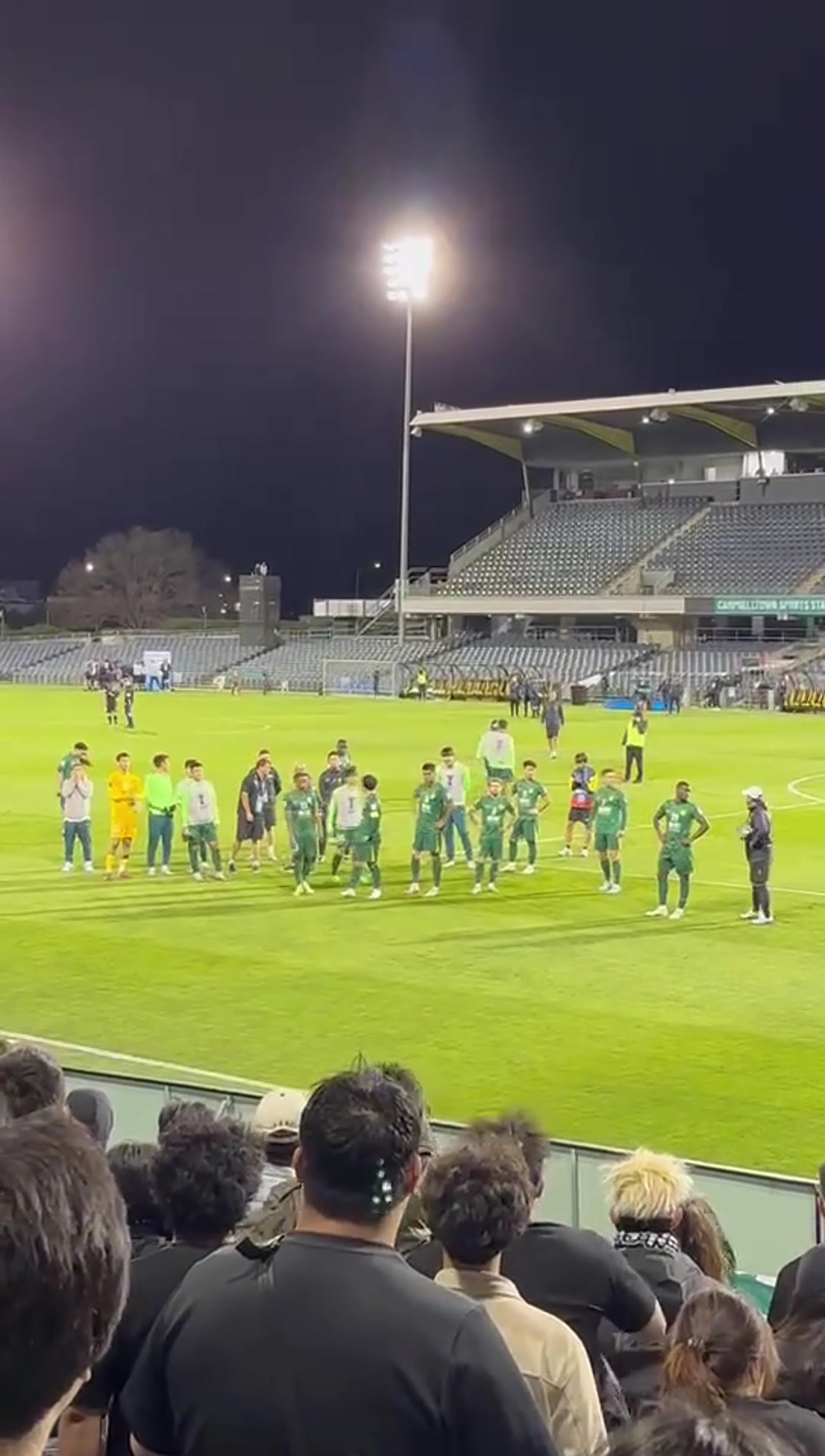 沖球迷豎中指楊立瑜謝場提前離開引球迷不滿被罵豎中指回應(yīng)