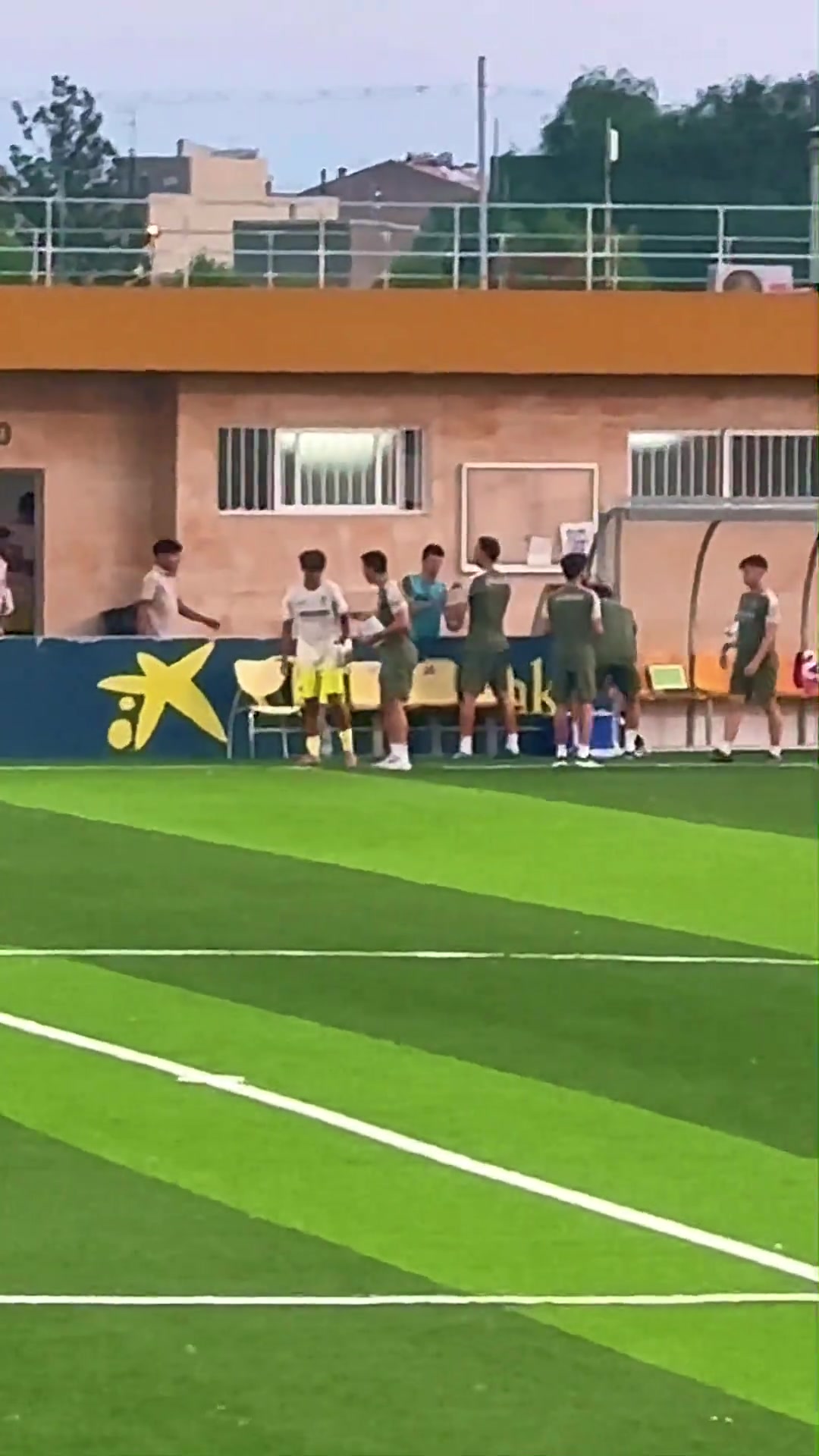 細(xì)節(jié)比賽中場休息時教練單獨(dú)對劉凱源開小灶但劉凱源西語差些