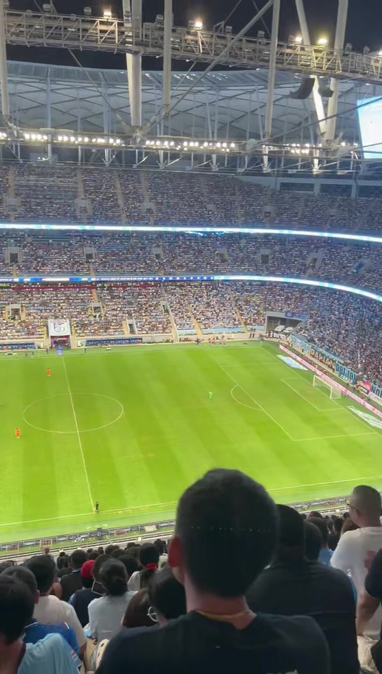 不愧是足球城啊大連梭魚灣球場座無虛席氣氛太好啦