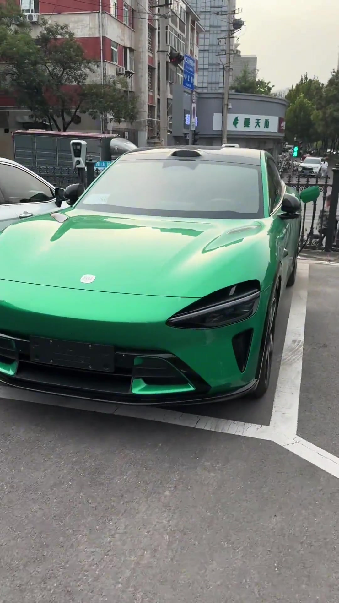 給軟妹子按反方向的鐘?網紅足球博主董老廝帶你體驗男人的快樂