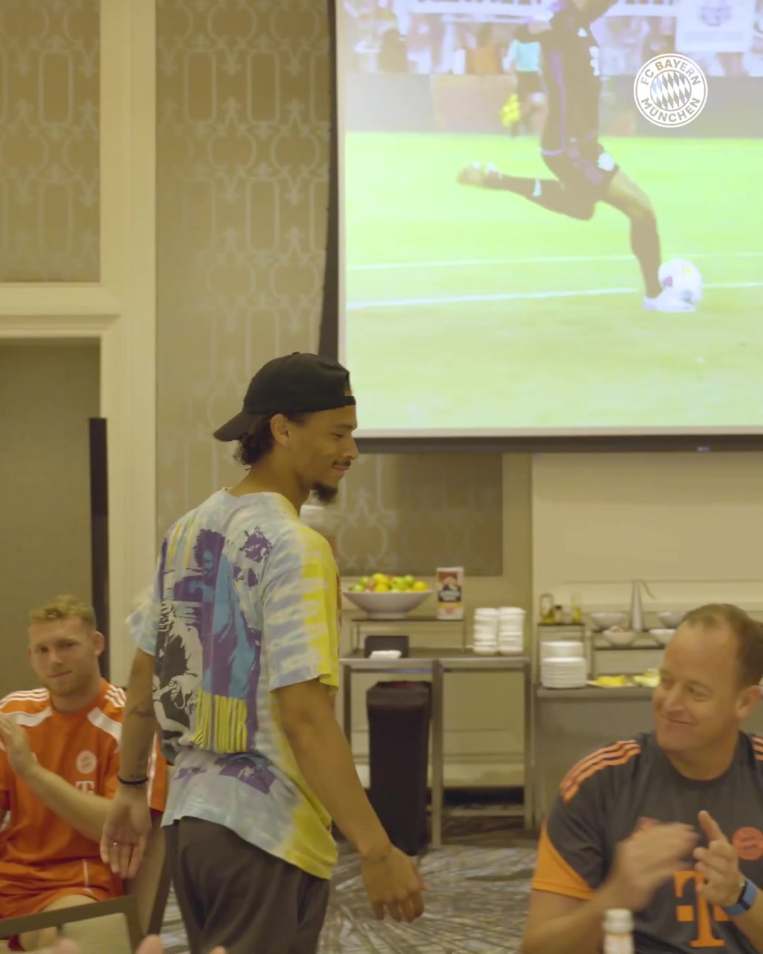 薩內(nèi)告別儀式上發(fā)言祝愿球隊(duì)贏下后續(xù)比賽并捧得冠軍獎(jiǎng)杯