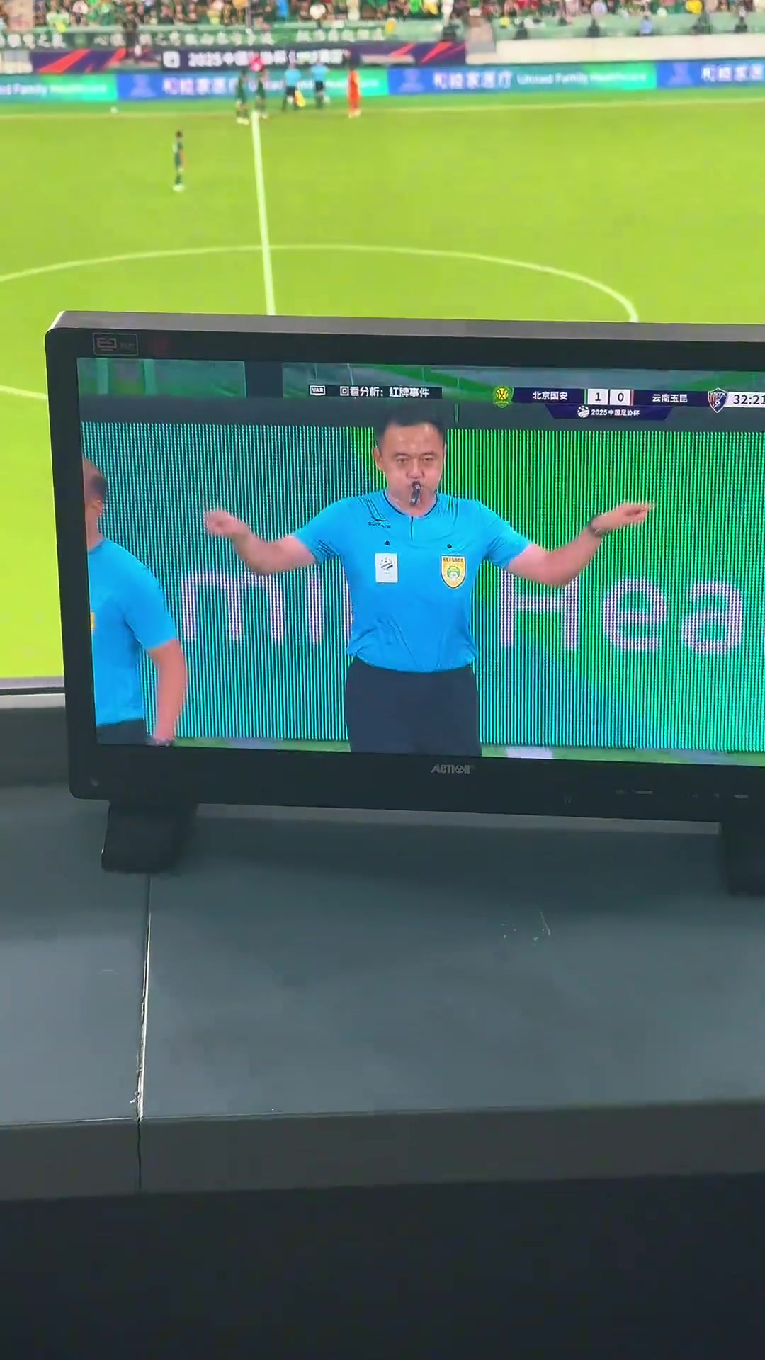 實拍云南玉昆外援布爾克染紅瞬間看臺上的李明振臂鼓掌