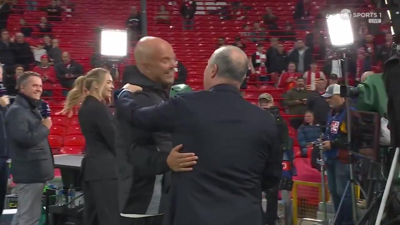 冠軍聯(lián)賽冠軍教練前利物浦主帥貝尼特斯擁抱了斯洛特