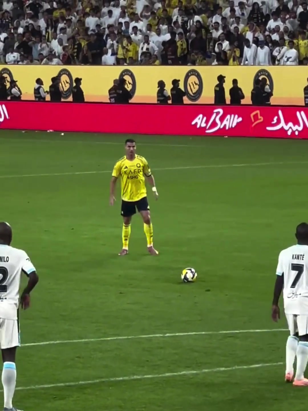 會(huì)懷念曾經(jīng)無(wú)所不能的自己?jiǎn)酑羅任意球主罰前默默給自己鼓勁